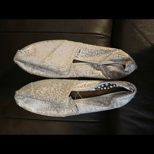 Toms Shoes Women’s S11 Silver Glitter Never worn